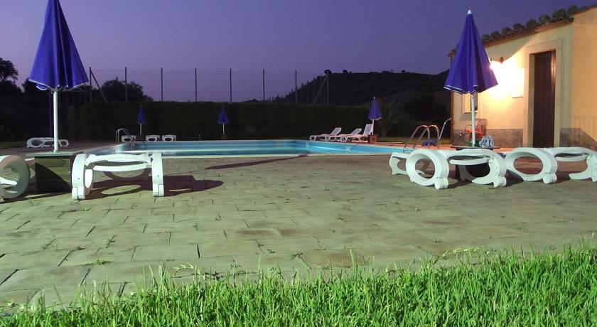 Piscina con Lettini e Ombrelloni