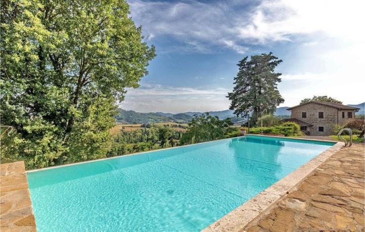 Piscina a sfioro villa privata campagna Umbria 