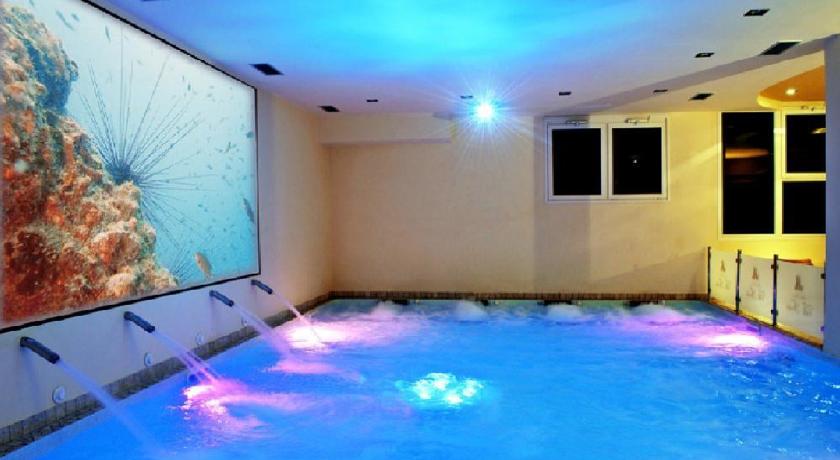 Lastminute SAN VALENTINO in Hotel con Centro Benessere, piscina coperta a Foligno 