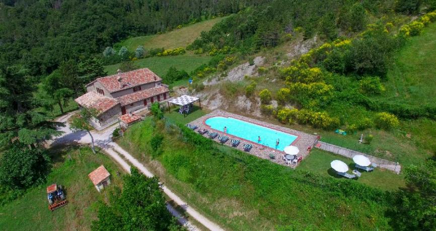 Agriturismo Gubbio con piscina ed immerso nel verde