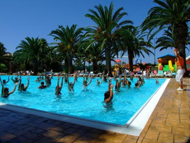 Piscina esterna con attività di acquagym 