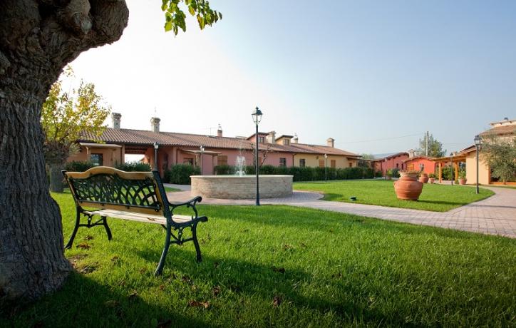 Giardino,agriturismo tra colline marchigiane