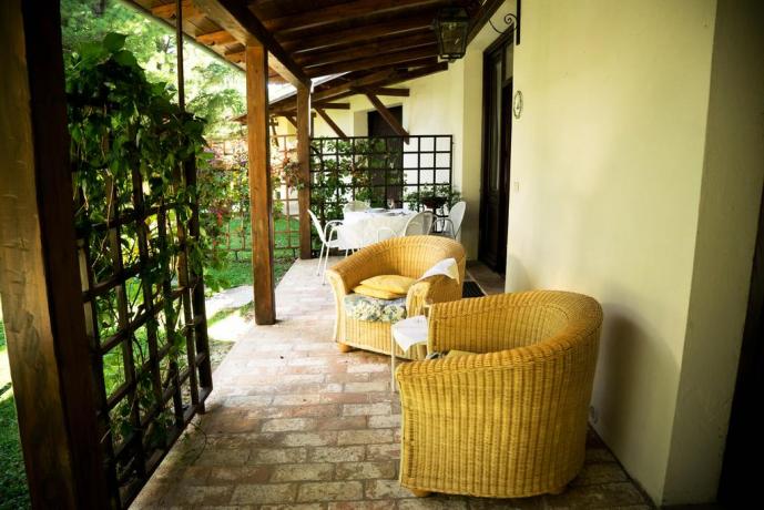 Giardino esterno Attrezzato ad Assisi con piscina 