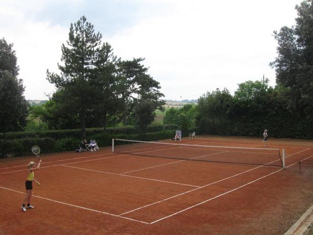 Campo da tennis interno alla tenuta