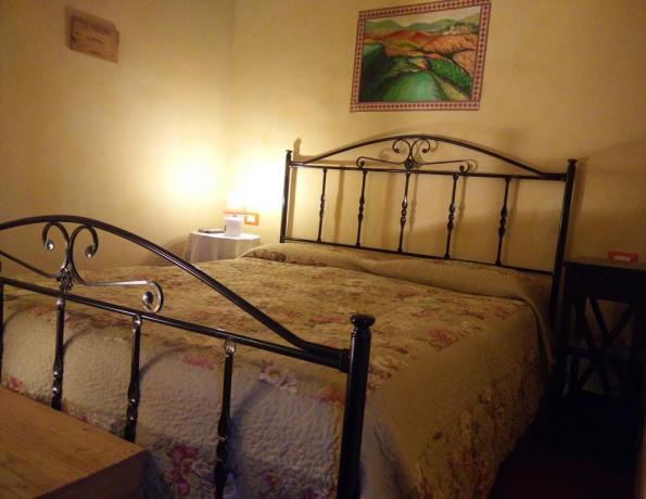 Camere con letti in ferro battuto nel Chianti