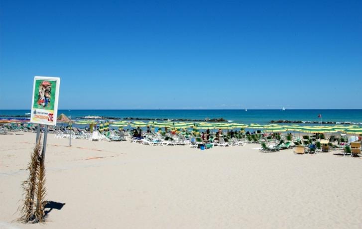 Spiaggia privata a 30 mt dall'hotel  