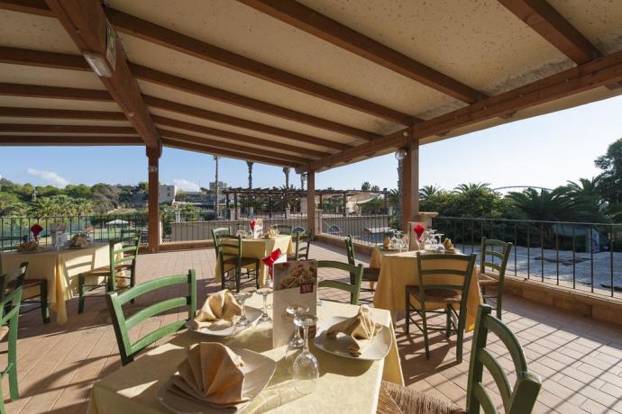 RIstorante a bordo piscina nel Villaggio a Trapani 