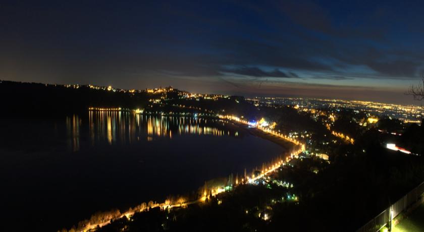 Vista panoramica notturna sul Lago