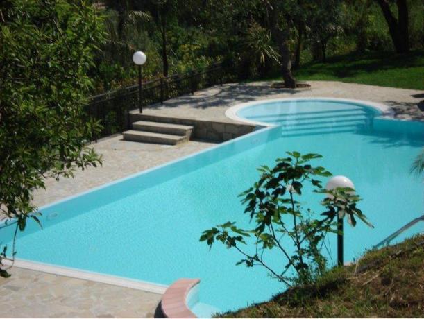 Camere con vista piscina B&B Eolie
