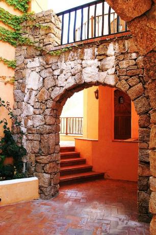 Arco in pietra albergo ad Arzachena
