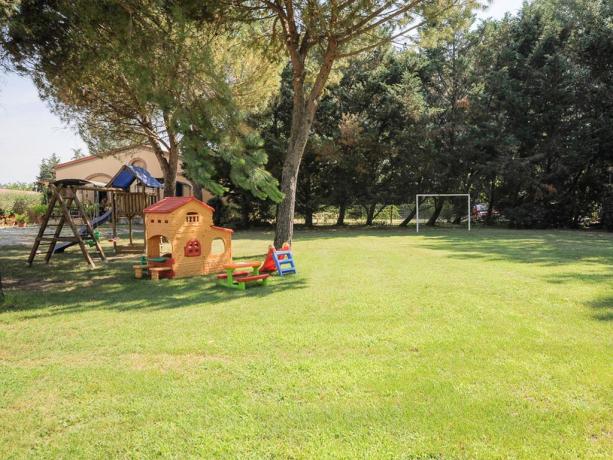 Agriturismo-Perugia: Campo Calcetto e Giochi-Bambini 