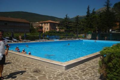 Piscina comunale adiacente all'hotel