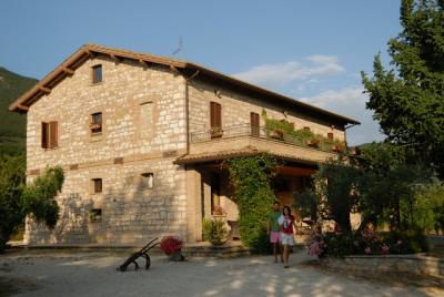 Casale rustico con camere e ristorante Umbria