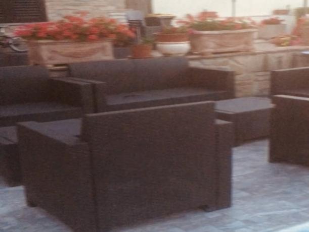 Spazio esterno attrezzato con sedie e tavolo 