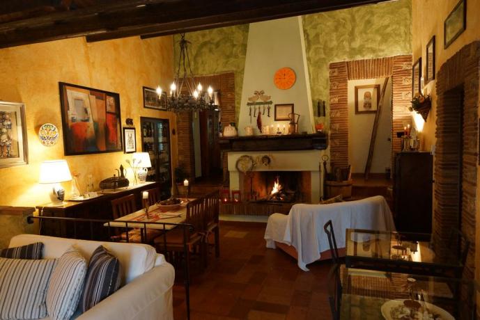 Sala comune con camino B&B vicino Todi