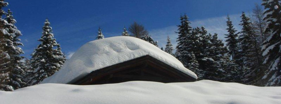 Hotel innevato sulle Dolomiti