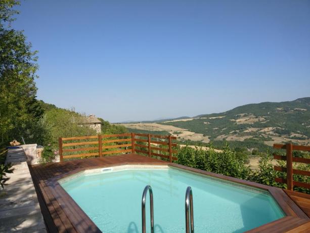 Piscina con solarium B&B vicino Assisi  