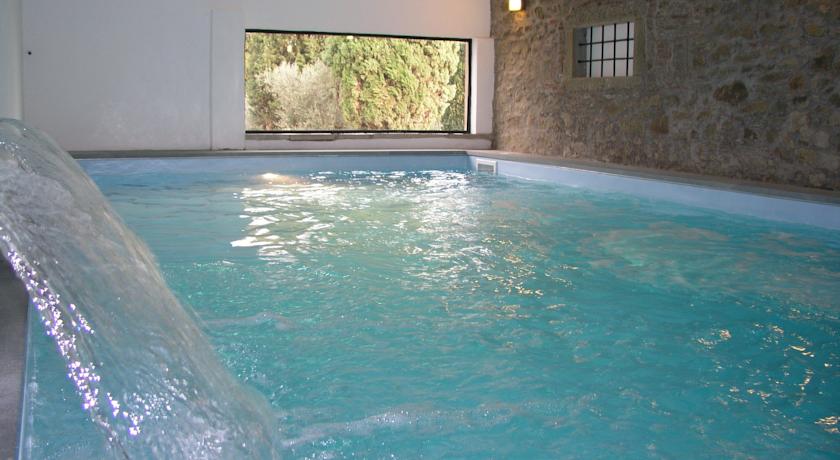 Piscina Coperta Riscaldata anche per  bambini, tra Umbria e Toscana, Agriturismo zona Lago Trasimeno con Centro Benessere, suite e parco con piscina.