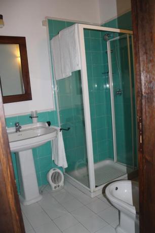 Box doccia in bagno agriturismo ad Adrano