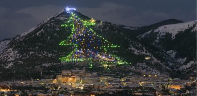 Vista dell'albero di Natale di Gubbio