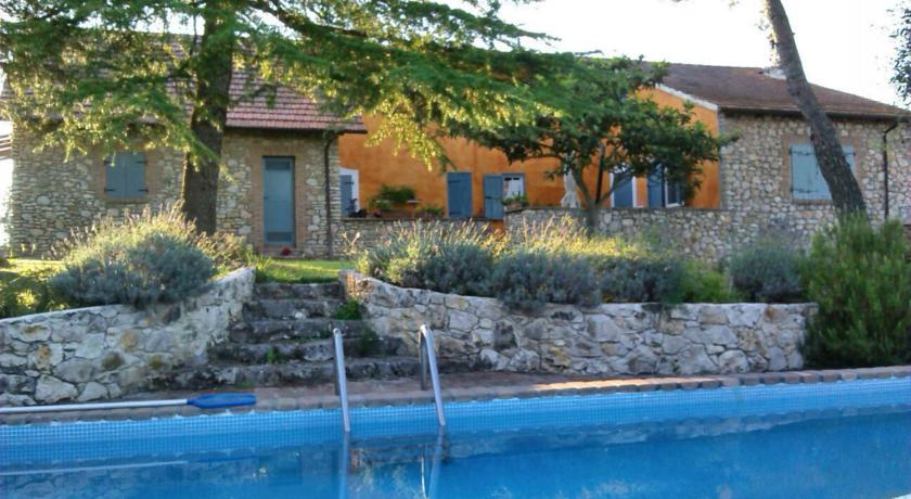Casale con piscina e giardino