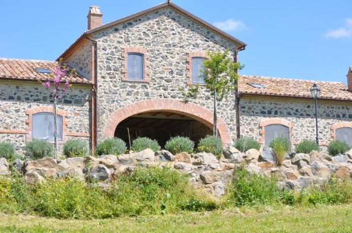 Casale con 12 Appartamenti a Bolsena
