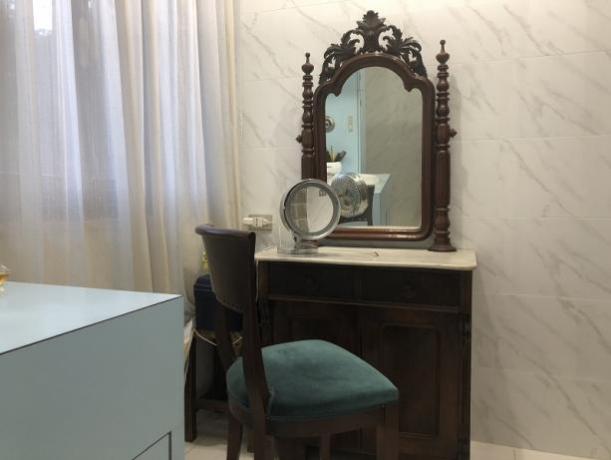 Bagno con zona trucco 