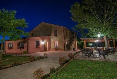 Giardino e gazebo dell'agriturismo. 