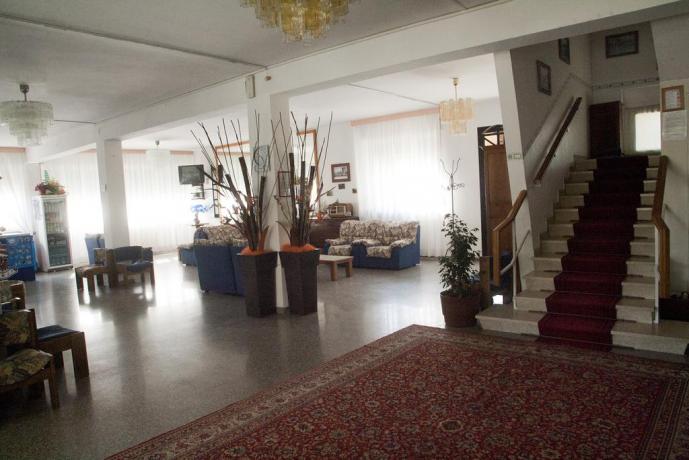 Hotel in Emilia con enorme e arredata Hall