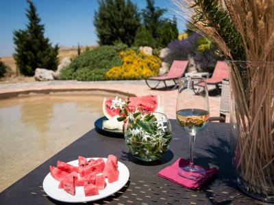 Aperitvi bordo piscina Masseria4Stelle Valledolmo Sicilia