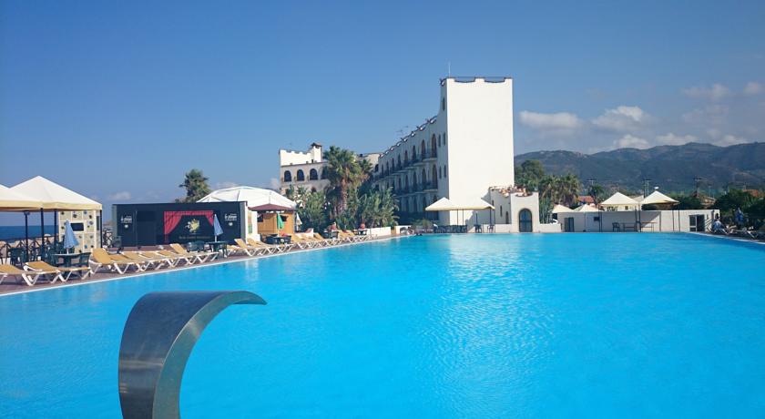 Hotel a Marina di Patti con Piscina olimpionica 