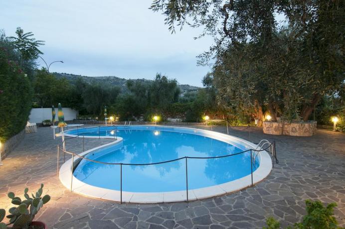 Piscina esterna albergo nel Gargano