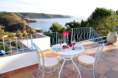 Terrazzo con tavolo e sedie