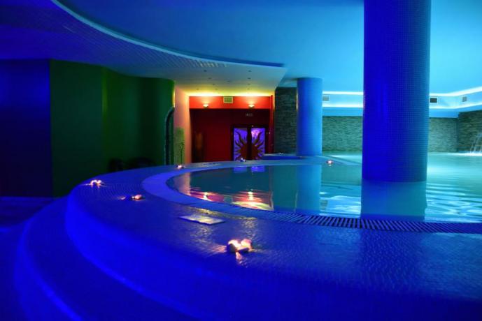 Centro Benessere con Piscina Coperta con Idromassaggio