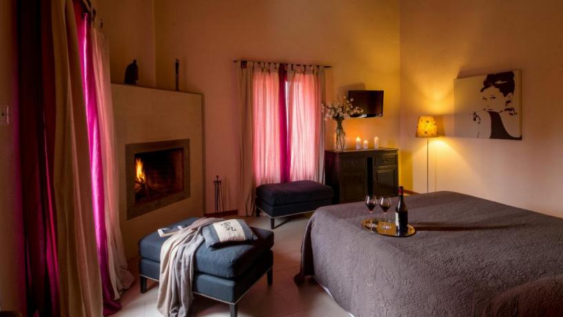 soggiorno romantico con camino Resort i Cavalli Bracciano 