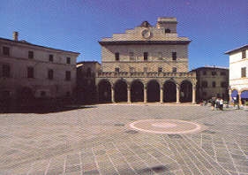 Piazza medievale di Montefalco 