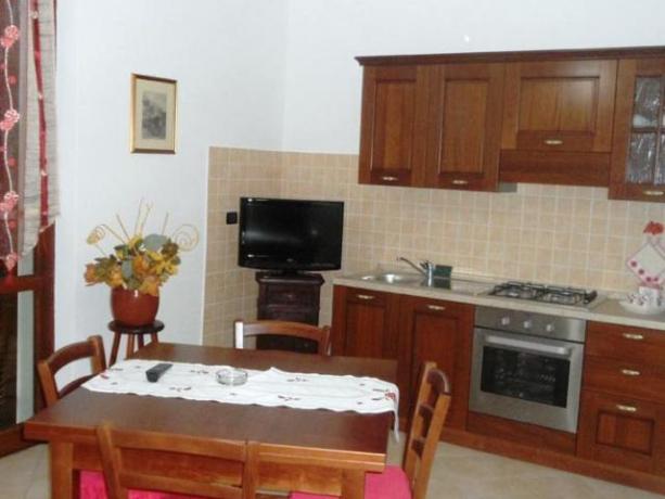 Cucina con TV Appartamento Giada agriturismo a Protte