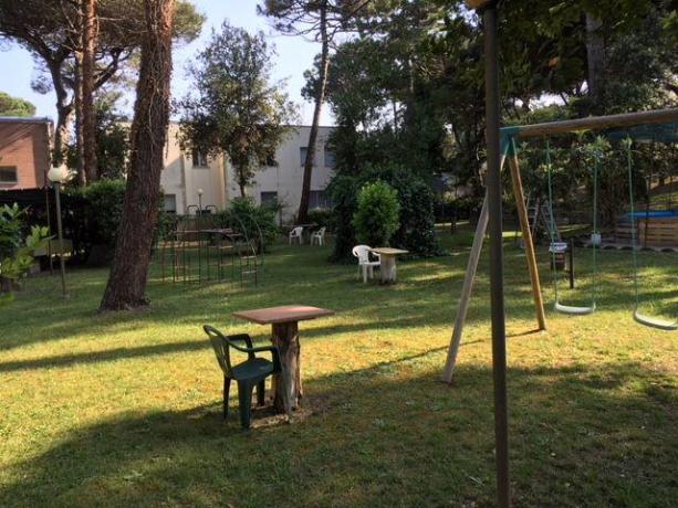 Hotel con enorme giardino e giochi per bambini