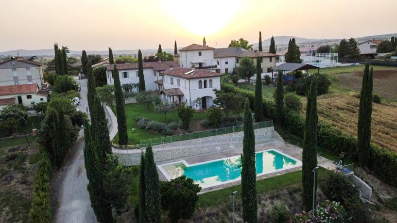 A Montefalco, Agriturismo con Piscina - Residenza Cortignano