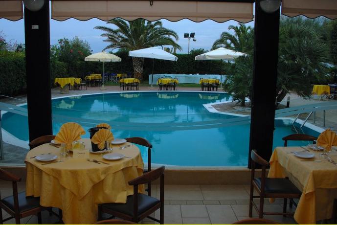 Hotel a Silvi, ristorante vista piscina e spiaggia