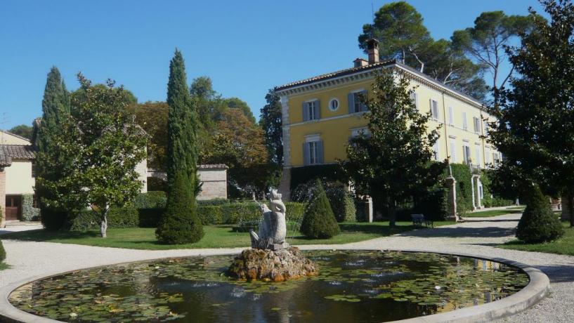 4 casali indipendenti da 6/8 posti con grande giardino con piscina, vicino Perugia centro