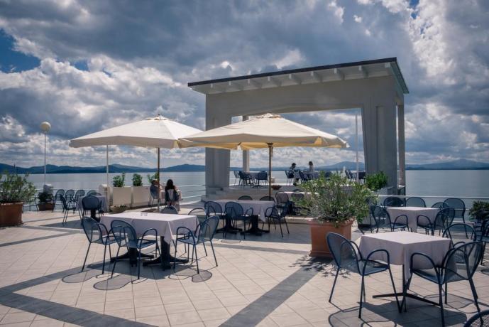 Ristorante esterno con vista sul lago 