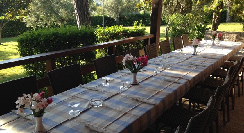 Tavolo della pizzeria con vista giardino  