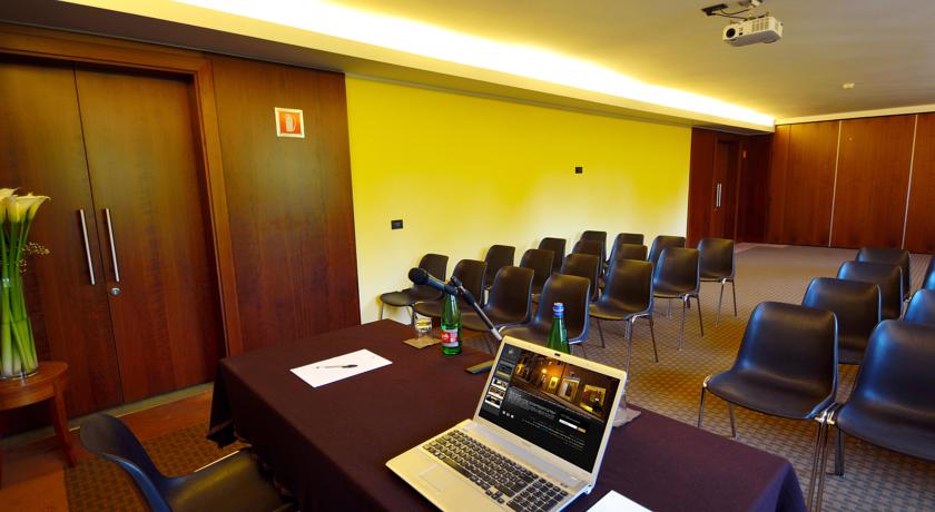 Sala Meeting con cancelleria e lavagna