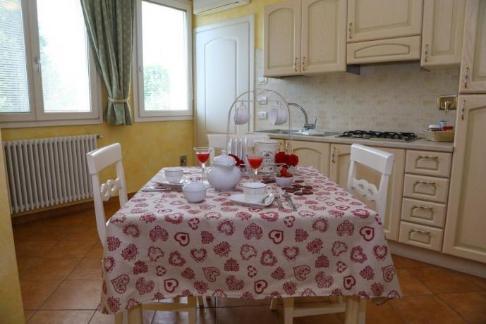 monolocale con angolo cucina e soggiorno