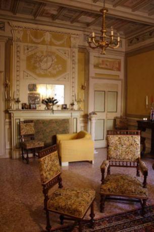 Mobili d'epoca in residenza medievale a Trevi