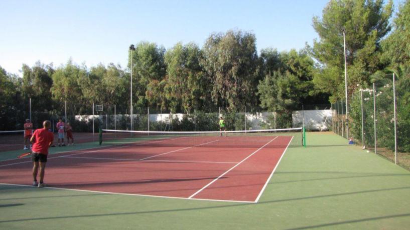 Villaggio con campo tennis a Manacore 