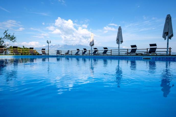Piscina attrezzata Hotel davanti al Lago di Garda
