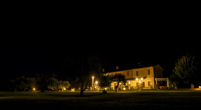 Vista notte casale nel perugino