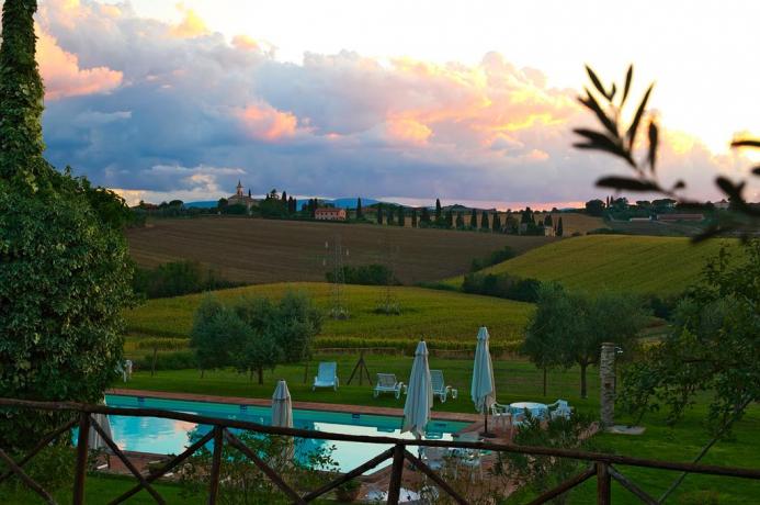 Vista panoramica piscina e paesaggio umbro 